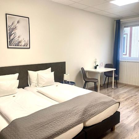 Vecsesi Rendezvenykoezpont Es Panzio Bed and Breakfast Eksteriør billede