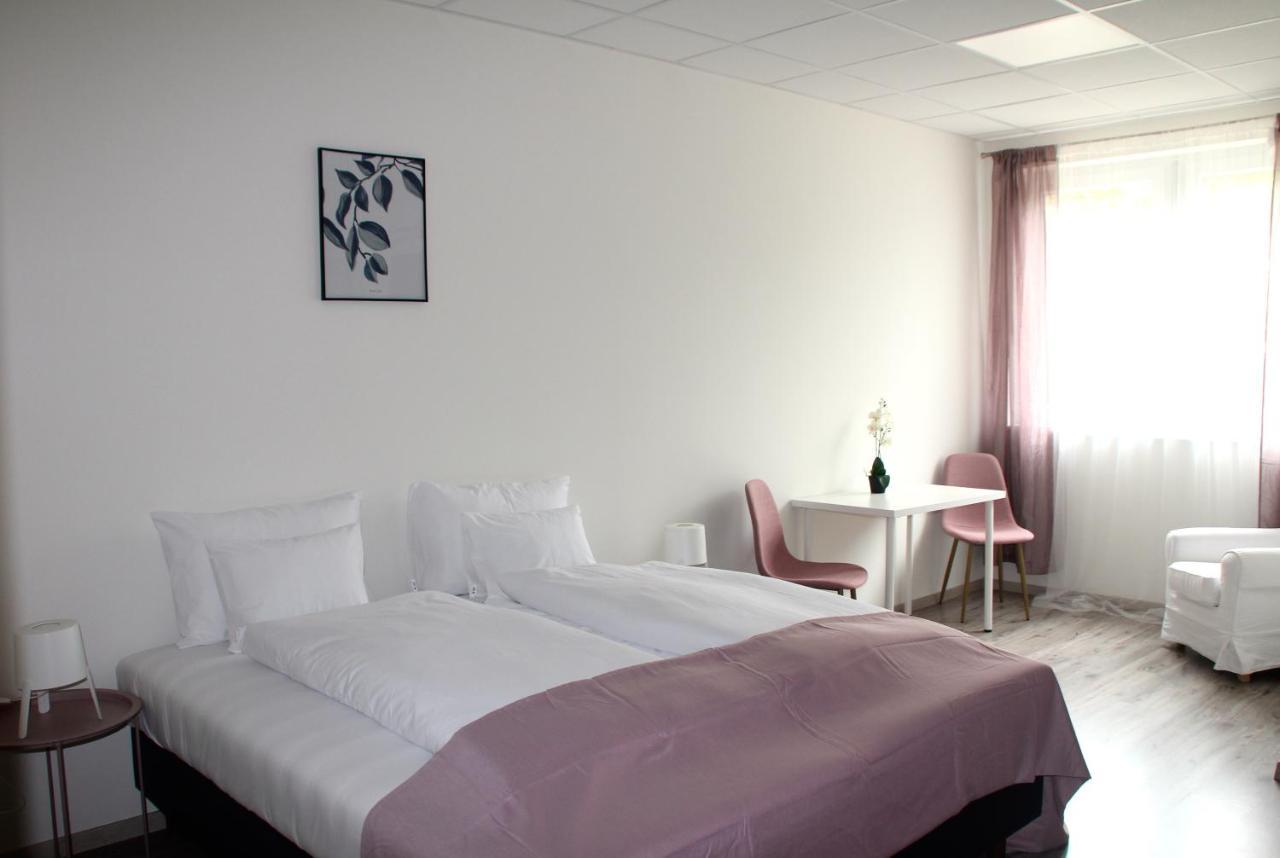 Vecsesi Rendezvenykoezpont Es Panzio Bed and Breakfast Eksteriør billede