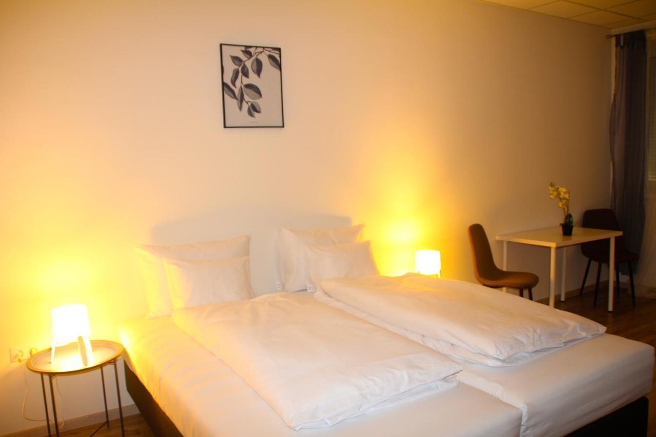 Vecsesi Rendezvenykoezpont Es Panzio Bed and Breakfast Eksteriør billede