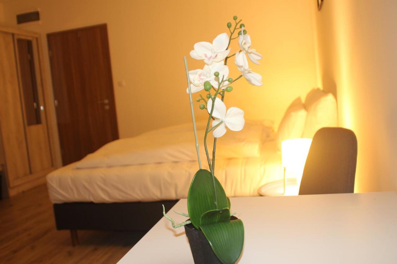 Vecsesi Rendezvenykoezpont Es Panzio Bed and Breakfast Eksteriør billede