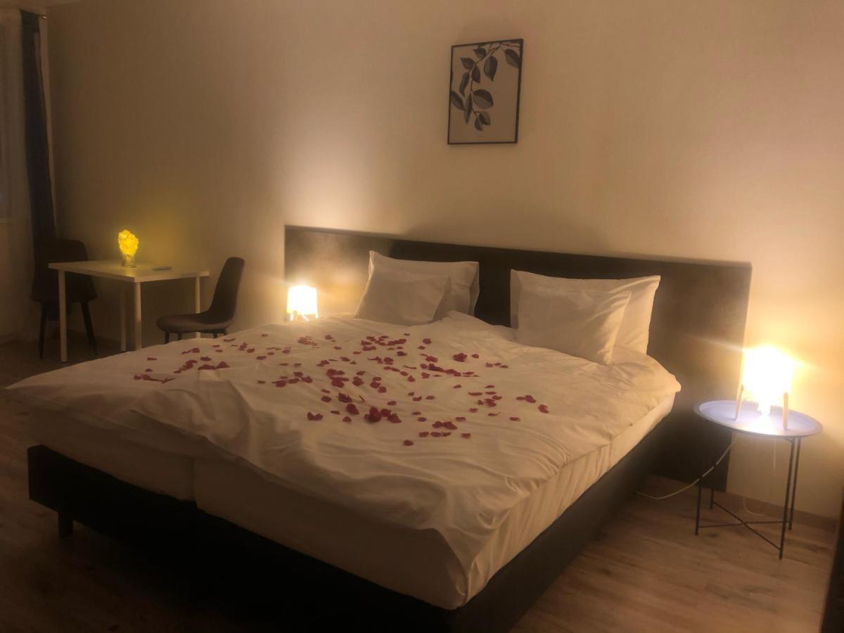 Vecsesi Rendezvenykoezpont Es Panzio Bed and Breakfast Eksteriør billede