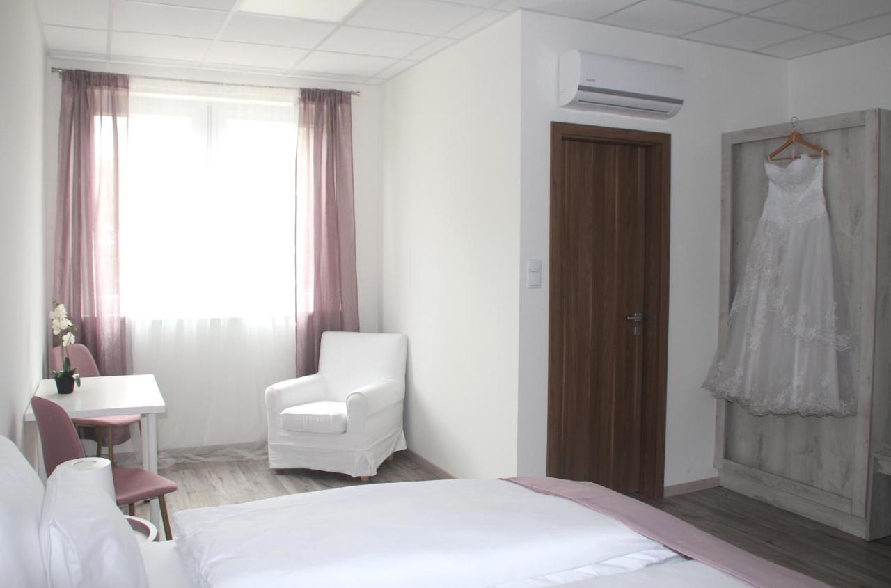 Vecsesi Rendezvenykoezpont Es Panzio Bed and Breakfast Eksteriør billede