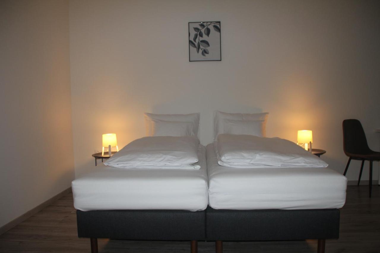 Vecsesi Rendezvenykoezpont Es Panzio Bed and Breakfast Eksteriør billede