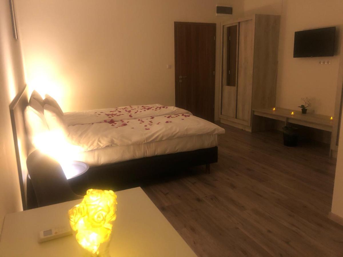 Vecsesi Rendezvenykoezpont Es Panzio Bed and Breakfast Eksteriør billede