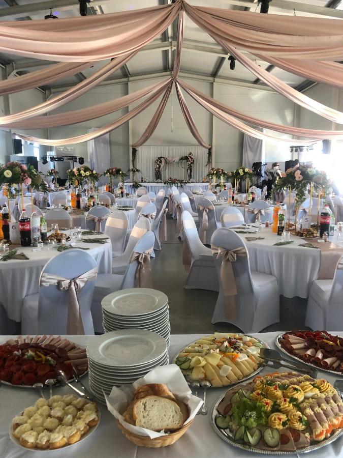 Vecsesi Rendezvenykoezpont Es Panzio Bed and Breakfast Eksteriør billede
