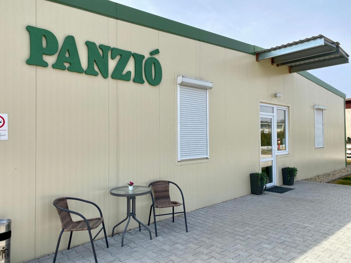 Vecsesi Rendezvenykoezpont Es Panzio Bed and Breakfast Eksteriør billede