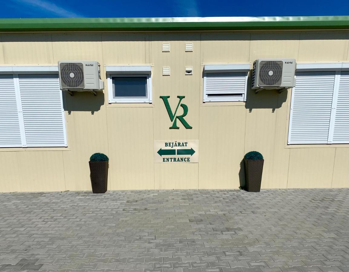 Vecsesi Rendezvenykoezpont Es Panzio Bed and Breakfast Eksteriør billede