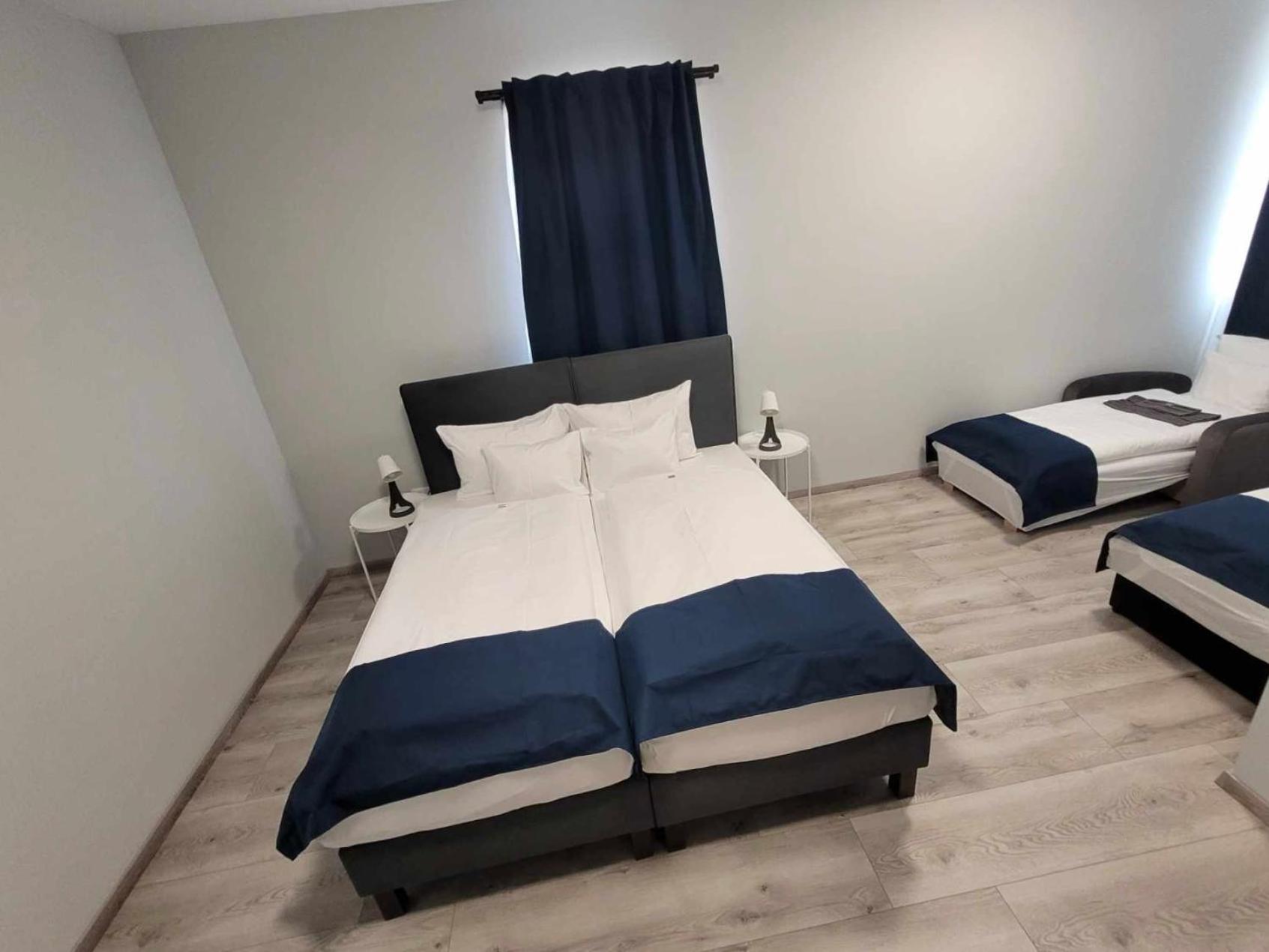 Vecsesi Rendezvenykoezpont Es Panzio Bed and Breakfast Eksteriør billede