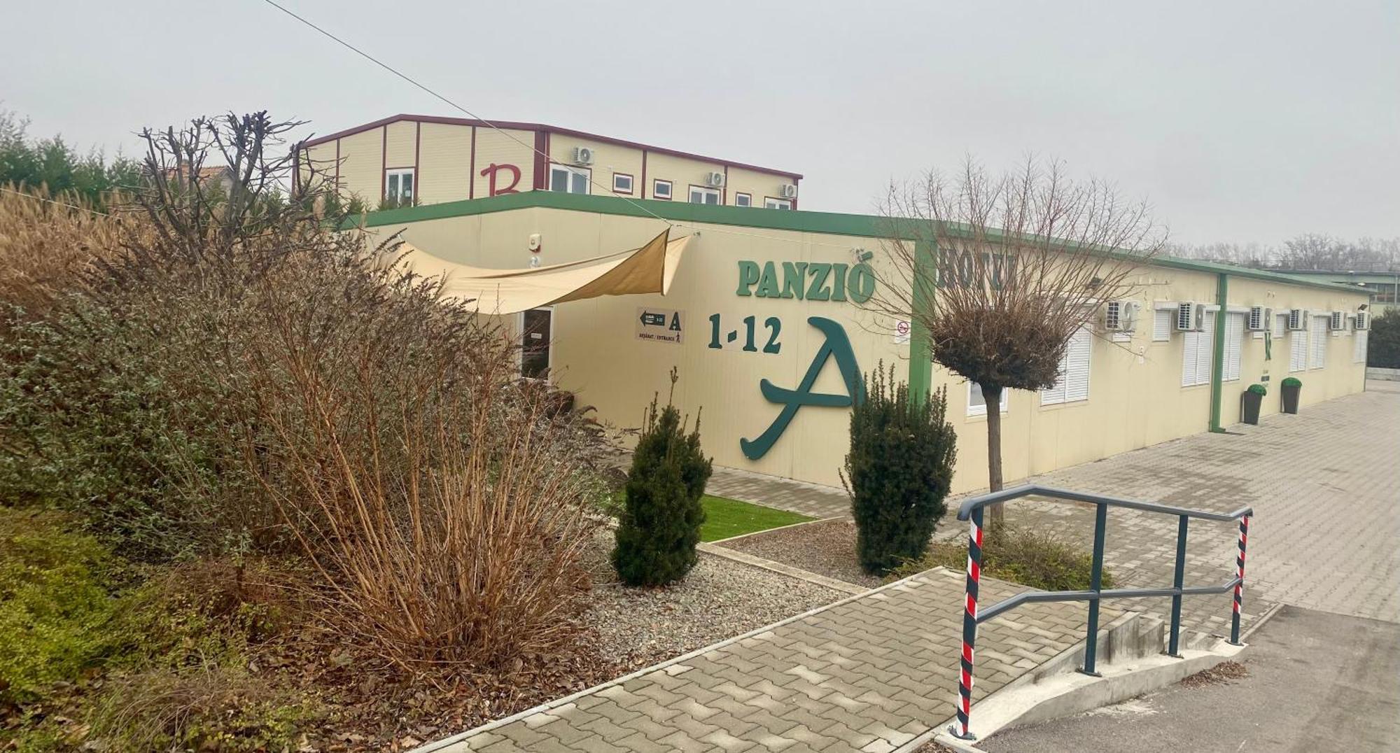 Vecsesi Rendezvenykoezpont Es Panzio Bed and Breakfast Eksteriør billede