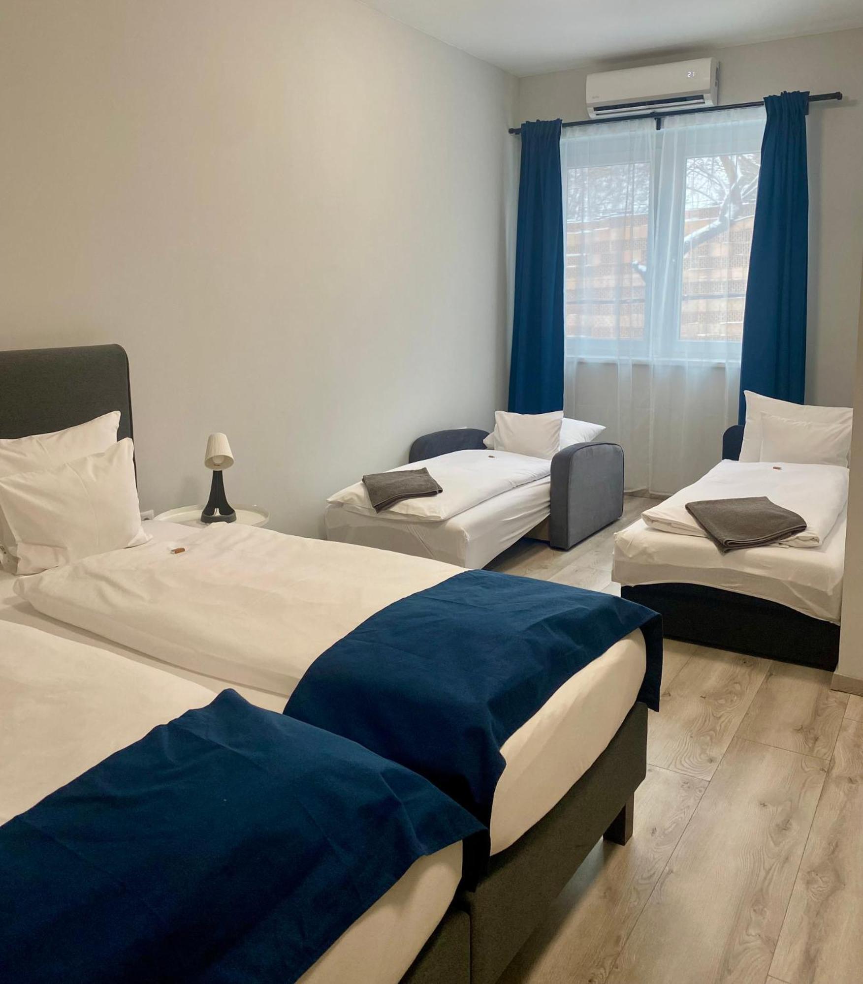Vecsesi Rendezvenykoezpont Es Panzio Bed and Breakfast Eksteriør billede